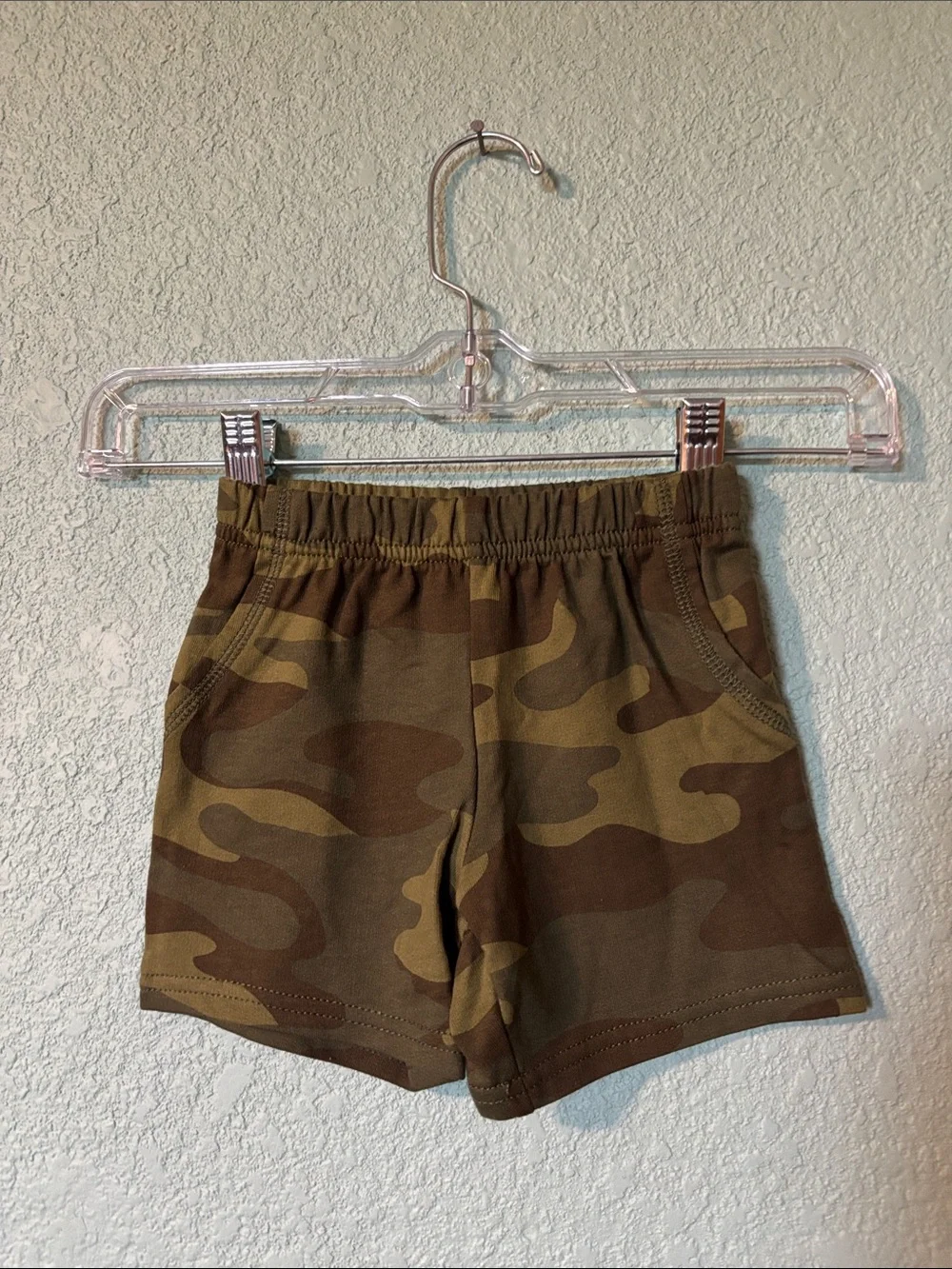 🆕 Carter's Baby Gray Tee and Shorts Set with Green Camo Chameleon, 9 mos - NWT - Picture 4 of 6